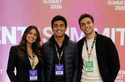 Paulo Velasquez em evento com outros criadores